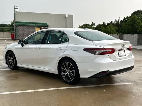 Used 2022 Toyota Camry XLE FWD image 3
