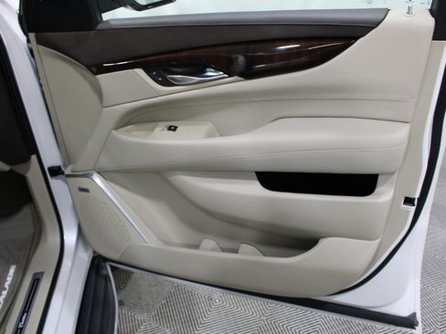 Used 2016 Cadillac Escalade Luxury AWD/4WD image 28
