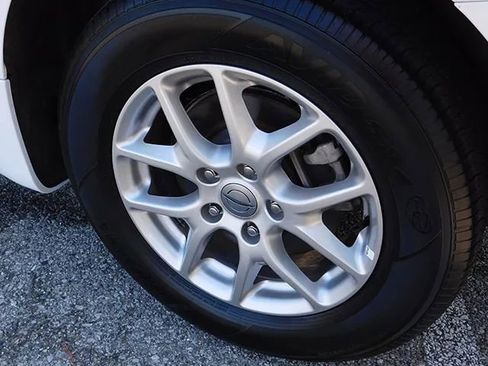 Used 2025 Chrysler Pacifica Select image 6