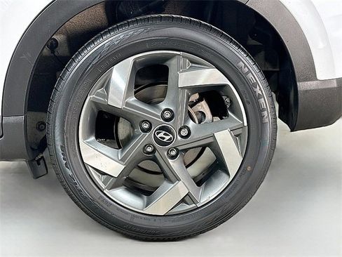 Used 2022 Hyundai Venue Limited image 29