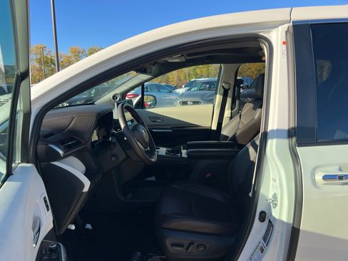 Used 2021 Toyota Sienna Platinum image 26