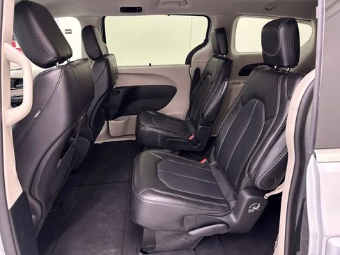 Used 2024 Chrysler Pacifica Touring-L image 22