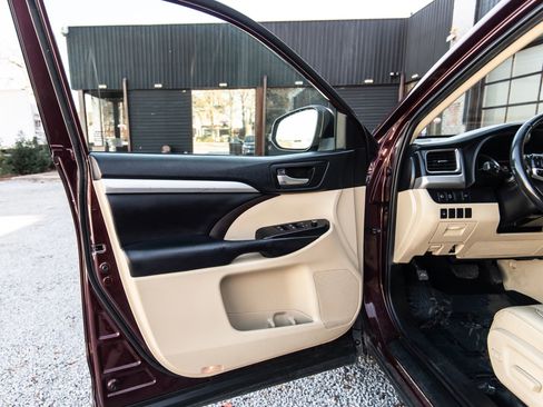 Used 2019 Toyota Highlander XLE image 21