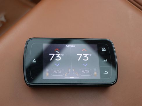 Used 2017 Bentley Bentayga image 26