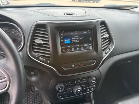 Used 2019 Jeep Cherokee Latitude Plus w/ Cold Weather Group image 24