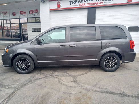 Used 2016 Dodge Grand Caravan SE FWD image 3
