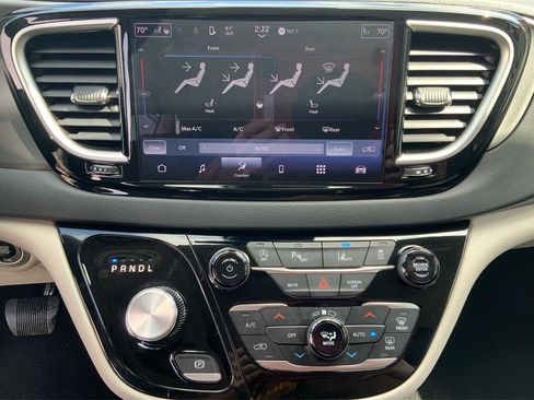 Used 2023 Chrysler Pacifica Touring-L image 33
