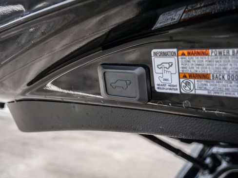 Used 2018 Toyota RAV4 Limited FWD image 13