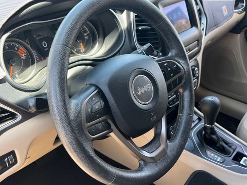 Used 2019 Jeep Cherokee Latitude w/ Popular Appearance Group AWD/4WD image 9