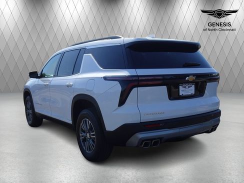 Used 2024 Chevrolet Traverse LT FWD image 3
