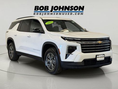 Used 2025 Chevrolet Traverse LT AWD/4WD image 2