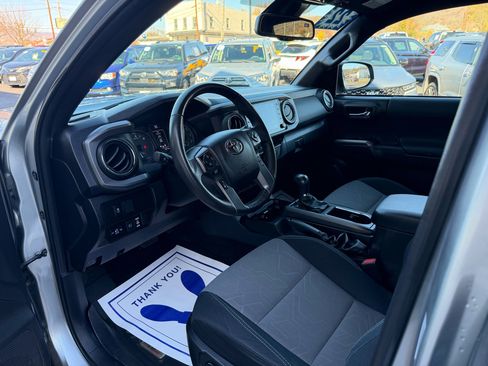 Used 2022 Toyota Tacoma TRD Off-Road image 11
