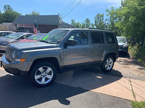 Used 2014 Jeep Patriot Latitude w/ Sun/Sound Group AWD/4WD image 7