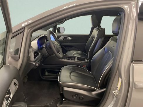Used 2025 Chrysler Pacifica Limited w/ Uconnect Theater Family Group AWD/4WD image 9