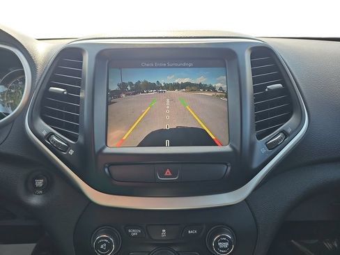 Used 2018 Jeep Cherokee Latitude Plus w/ Comfort/Convenience Group FWD image 22