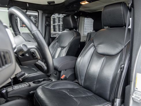 Used 2014 Jeep Wrangler Unlimited Sahara w/ Max Tow Package AWD/4WD image 5