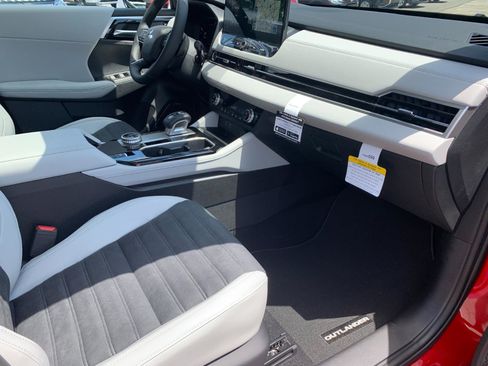 New 2025 Mitsubishi Outlander SE image 23