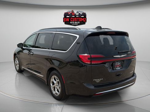 Used 2023 Chrysler Pacifica Limited FWD image 5
