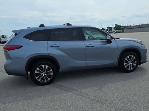 Used 2022 Toyota Highlander XLE AWD/4WD image 8