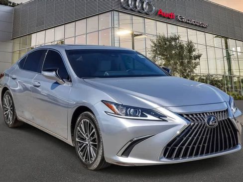 Used 2025 Lexus ES 300h w/ Premium Package FWD image 3