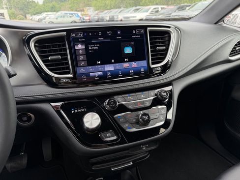 Used 2026 Chrysler Pacifica Select FWD image 17