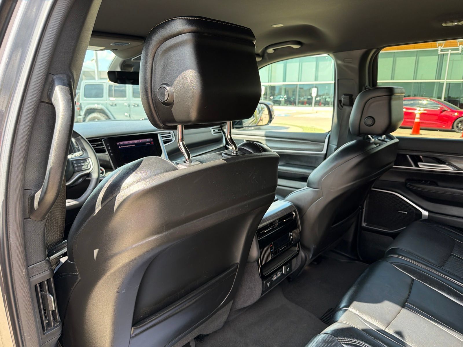 Used 2024 Jeep Wagoneer L Series II w/ Flexible Seating Group RWD image 16