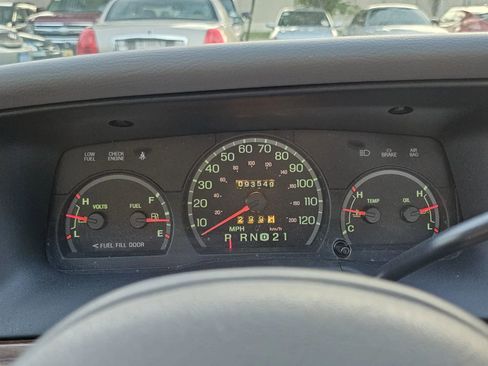 Used 2001 Ford Crown Victoria RWD image 3