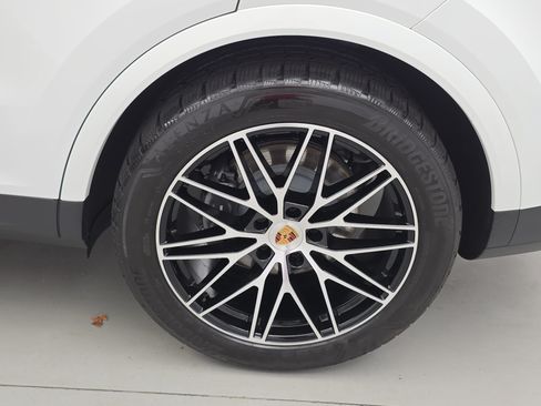 Used 2025 Porsche Cayenne AWD/4WD image 33
