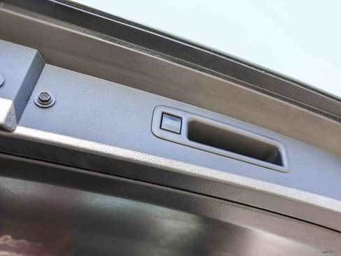 Used 2023 Toyota Highlander LE image 28