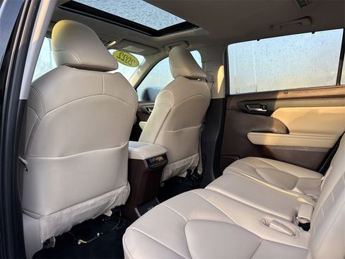 Used 2022 Toyota Highlander XLE image 10
