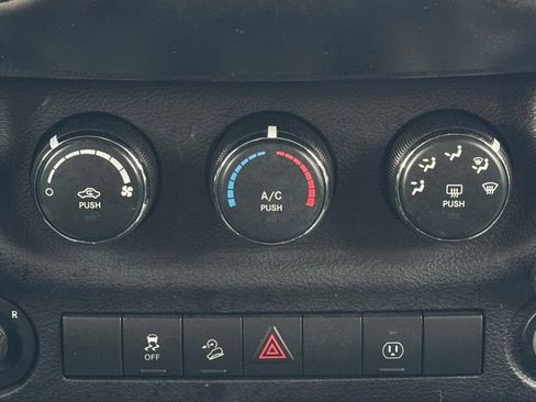 Used 2018 Jeep Wrangler Unlimited Sahara image 37