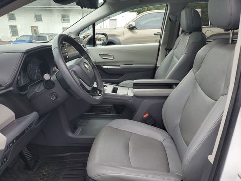 Used 2022 Toyota Sienna Limited image 21