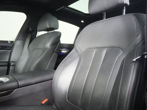 Used 2019 BMW 740i w/ Executive Package image 9