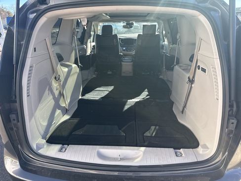 Used 2022 Chrysler Pacifica Limited w/ Uconnect Theater Family Group image 22