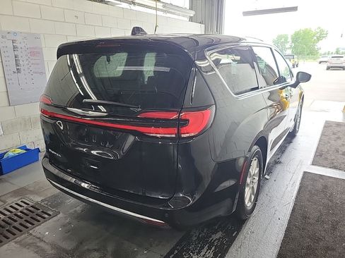 Used 2024 Chrysler Pacifica Touring-L FWD image 6