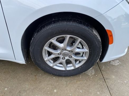 Certified 2025 Chrysler Pacifica Select image 14