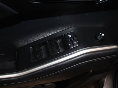 Used 2021 Toyota Highlander XLE AWD/4WD image 24
