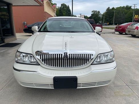 Used 2003 Lincoln Town Car Executive RWD image 5