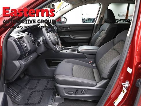 Used 2025 Nissan Pathfinder SV FWD image 14