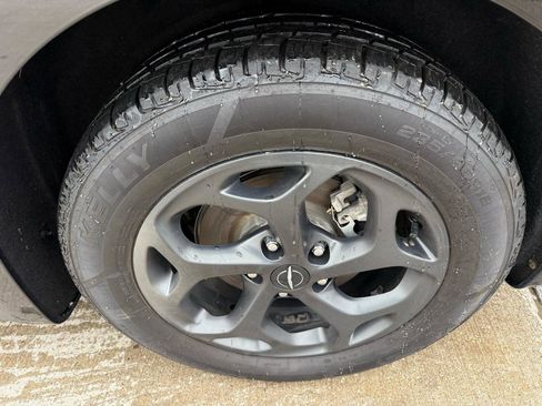 Used 2021 Chrysler Pacifica Limited w/ Uconnect Theater Family Group image 9