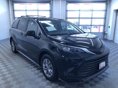 Used 2026 Toyota Sienna LE FWD image 36