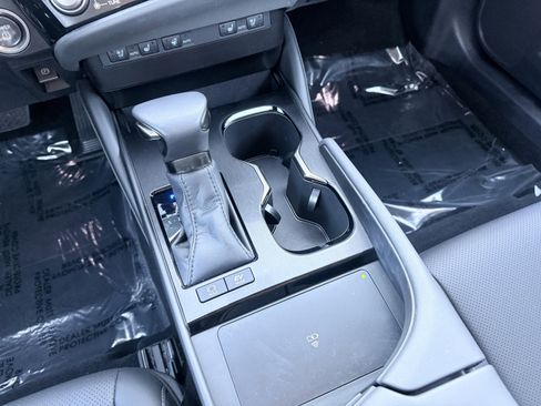 Used 2025 Lexus ES 300h F Sport image 35