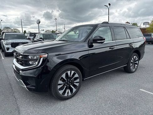 Certified 2025 Ford Expedition Platinum w/ Driver's Package AWD/4WD image 2