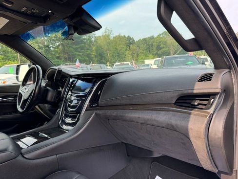Used 2018 Cadillac Escalade Platinum AWD/4WD image 21