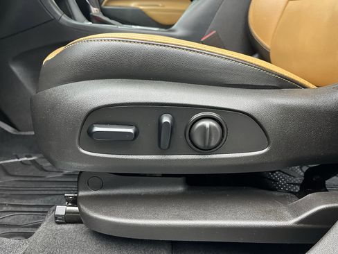 Used 2018 Chevrolet Equinox Premier image 12