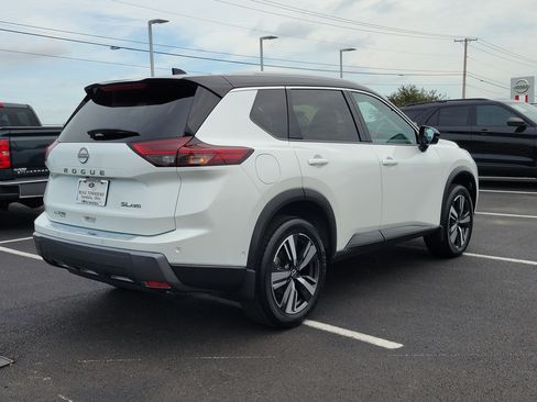Used 2024 Nissan Rogue SL AWD/4WD image 4
