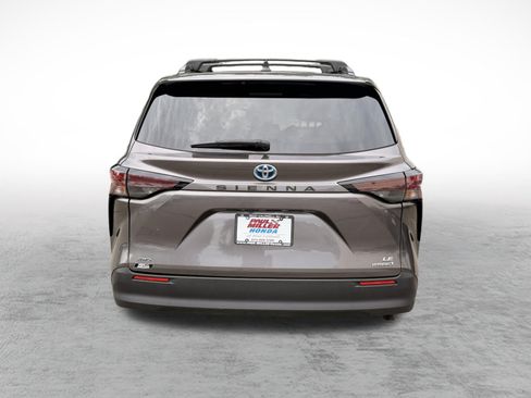 Used 2024 Toyota Sienna LE w/ LE Plus Package AWD/4WD image 6