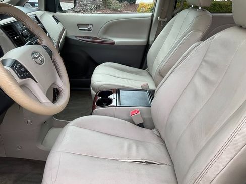 Used 2014 Toyota Sienna XLE image 5