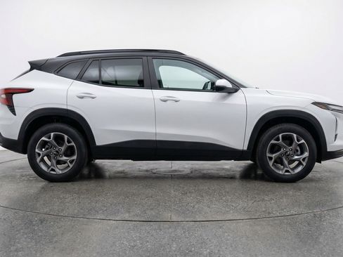 Used 2025 Chevrolet Trax LT image 11