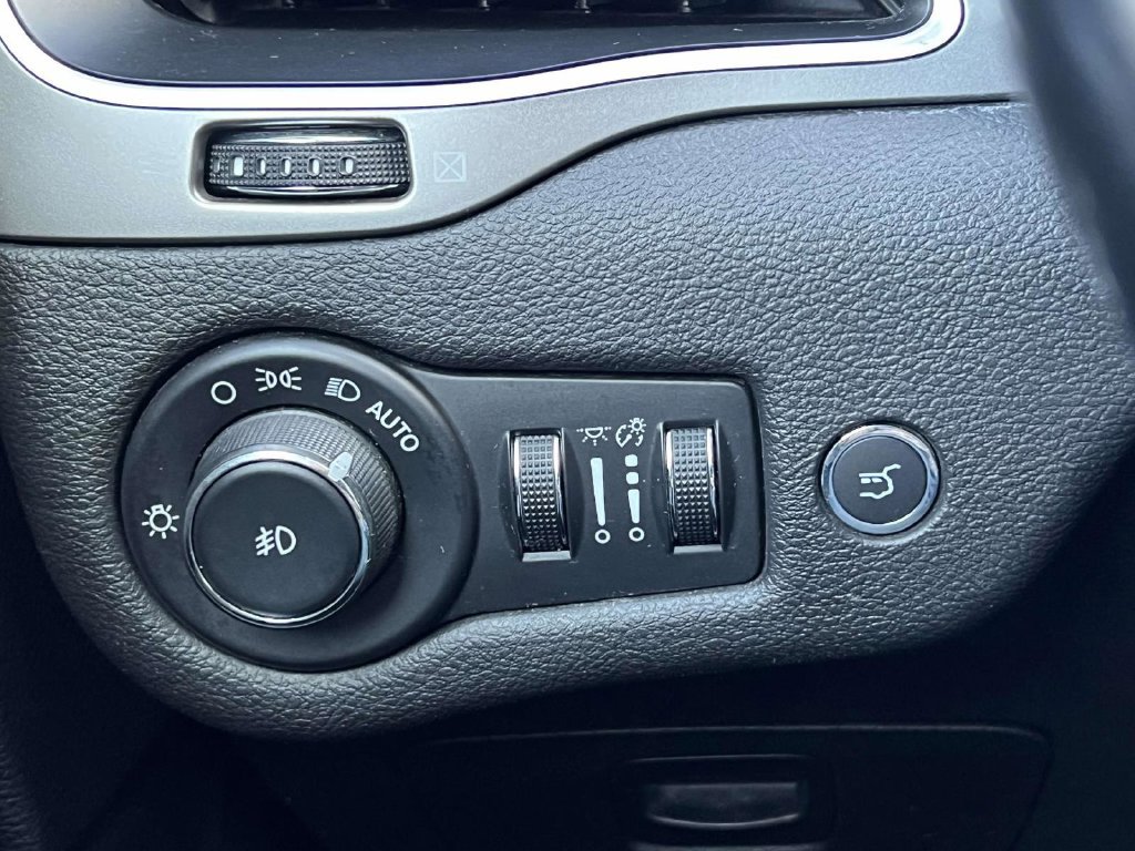 Used 2019 Jeep Cherokee Latitude Plus w/ Comfort/Convenience Group AWD/4WD image 31